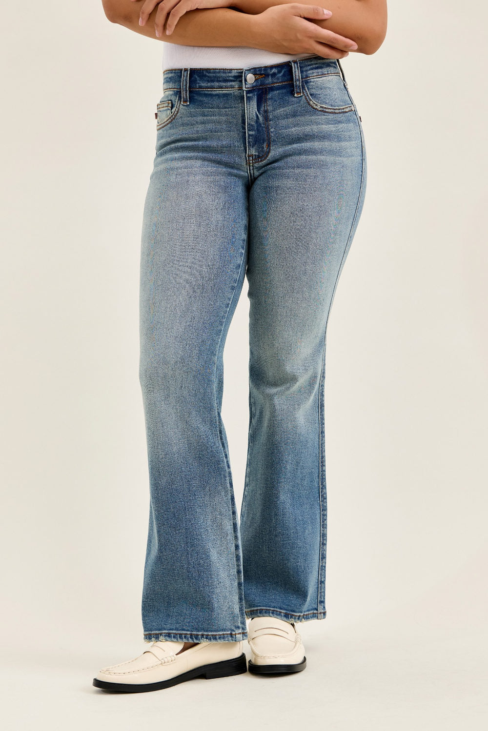 Judy Blue Daisy Bootcut Jeans – Medium Wash