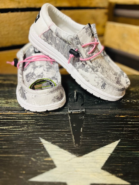 Howitzer Unisex Slip-On Shoes Sneakers with Camo Print Live Free